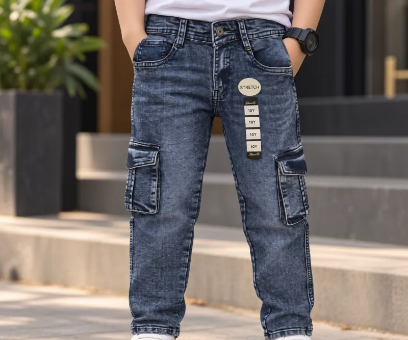 Premium Cargo Jeans in Focus